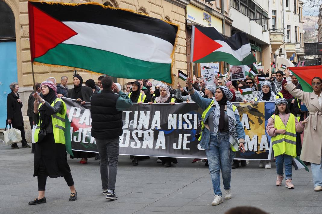 Londra ve Saraybosna'da İsrail protestosu! Binlerce kişi sokaklara döküldü 35